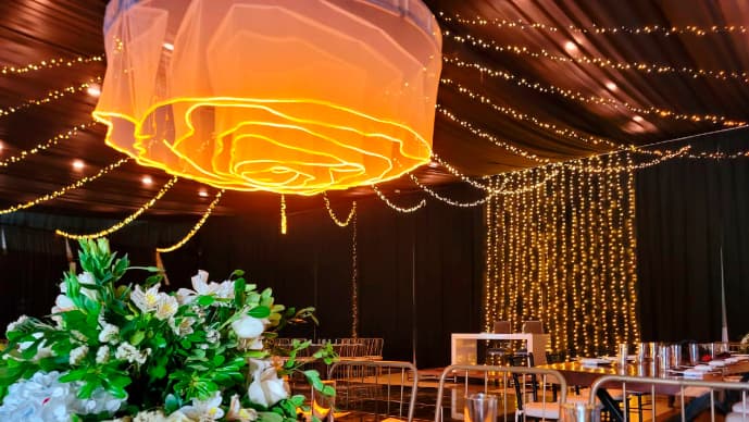 Entelado para boda en forma de rosa, con luz neón, Salón vivero San Miguel